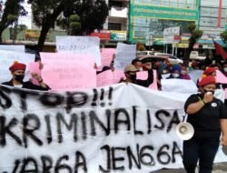 Tuntut Keadilan Atas Kriminalisasi Warga. PMKRI, IMAPA, dan Warga Jenggalu Lanjut Aksi Diam Di Depan PN Bengkulu