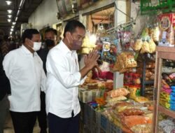 Presiden Joko Widodo Kunjungi Pasar Tambak Rejo Surabaya Berikan Bantuan Sembako Minyak Goreng