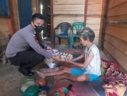 Kunjungi Keluarga Kurang mampu, Bhabinkamtibmas  Polsek Lahewa Berikan Tali Asih