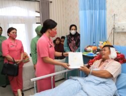 Ketua Bhayangkari Sumut bersama Ketua Persit Chandra Kirana Jenguk Babinsa Jadi Korban Pembacokan