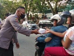 Personil Polsek Medan Timur Bagikan Takjil Kepada Masyarakat