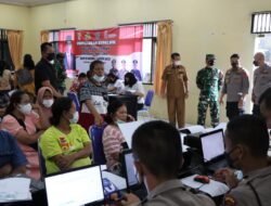 Kapolres Toba Bersama Danramil 13/Porsea Pantau Langsung Penyaluran Bantuan Tunai Pangan dari Pemerintah