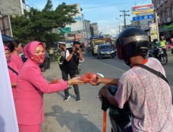Berkah Ramadhan, Bhayangkari Polres Sergai Bagikan Takjil Gratis ke Pengguna Jalan