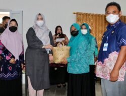 Ketua PKK Banjar, Bagikan Ratusan Paket Ramadhan Kepada Lansia Secara Simbolis