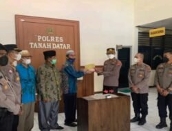 Kapolres Tanah Datar AKBP Ruly Indra Wijayanto Menyerahkan Zakat Anggotanya Ke Baznas Tanah Datar