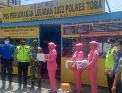 Bhayangkari Polres Toba Berikan Bingkisan Kepada Personil Yang Bertugas di Pos Pengamanan Arus Mudik Lebaran