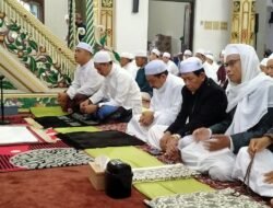 H Saidi Mansyur Bersama Wakilnya Habib Idrus Al Habsyie, Melaksanakan Salat Idul Fitri 1 Syawal  1443 Hijriah Di Mesjid Agung Al Karamah Martapura,