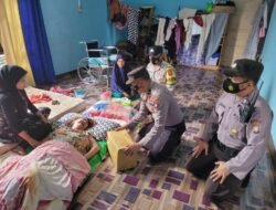 Polsek Belakang Padang Beri Bantuan Sosial Kepada Masyarkat Yang Tidak Mampu Dan Warga Yang Menderita Penyakit Lumpuh