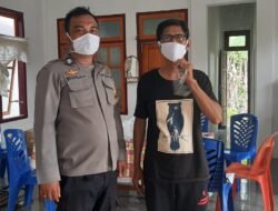 Bhabinkamtibmas Personil Polsek Sirombu Tegakkan Prokes Dengan Membagikan Masker Gratis
