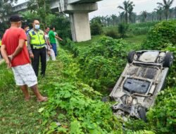 Unit Gakkum Sat Lantas Polresta Deli Serdang Amankan Mobil Penumpang Pribadi Mengalami Laka Tunggal