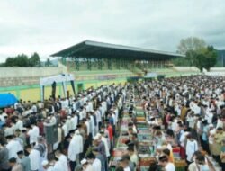 Ribuan Masyarakat Tanah Datar Memadati Lapangan Gumarang Untuk melaksanakan Shalat Idul Fitri