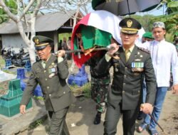 Antar ke Peristirahatan Terakhir, Dandim 0402/OKI Usung Keranda Jenazah Serda Nopriansyah