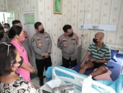 Wujud Kepedulian Pimpinan, Kapolda Sumut Jenguk Personel yang Sakit