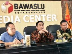Rayendra Pirasad dampingi Anggota Bawaslu RI Puadi dalam kunjungan kerjanya di Kota Bengkulu