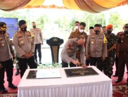 Irwasum Polri Tanda Tangani Prasasti Peresmian Polsek Pulau Laut dan Polsubsektor Pulau Tiga