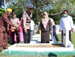 Kapolres Karimun Pimpin Ziarah Makam Pahlawan dan Upacara Tabur Bunga Dalam Rangka Hari Bhayangkara Ke-76