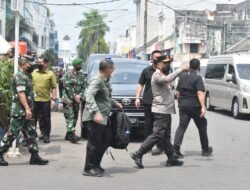 Presiden dan Ibu Iriana Bagikan Bansos dan Belanja Buah di Pasar Petisah