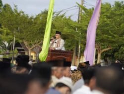 Bupati Bs Gusnan Mulyadi Menunaikan Sholat Idul Adha Bersama Masyarakat Dilapangan Sekundang