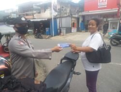 Tegakkan Disiplin Prokes, Bhabinkamtibmas Polres Nias bagi Masker Gratis