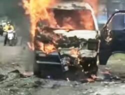 Sebuah Mobil Hangus Terbakar di Jalan Simpang 4 Pembatuan, Sebelum Sampai Kebengkel