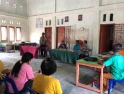 Bhabinkamtimas Polsek Lahewa monitoring penyaluran BLT-DD Tahun 2022