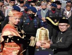 Irjen Pol Teddy Minahasa Putra Menyerahkan Benda Pusaka Raja-Raja Minangkabau dan Juga Melewakan Gelar Adatnya