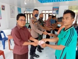 Pastikan tepat sasaran, Bhabinkamtimas Polsek Lahewa monitoring penyaluran BLT-DD di Desa Sisobahili