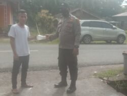 Tegakan Disiplin Prokes, Bhabinkamtibmas Polsek Bawolato bagikan Masker Gratis