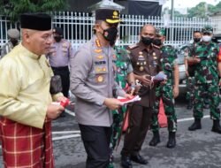 Polrestabes Medan Bersama Forkopimda Bagikan Bendera Merah Putih ke Masyarakat