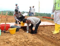 PELETAKAN BATU PERTAMA PEMBANGUNAN RUMAH MURAH BAGI ANGGOTA POLRI DAN PNS POLRI DI PERUMAHAN GRAHA BHAYANGKRA POLDA KEPRI