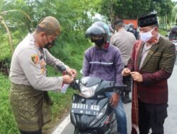 Kapolres Sergai Bagikan 1000 Bendera Merah Putih Dengan Pakaian Adat