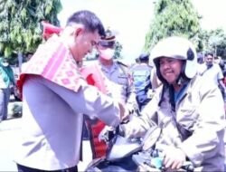 Sambut HUT RI ke 77, Kapolres Sergai Bagikan Bendera Merah Putih