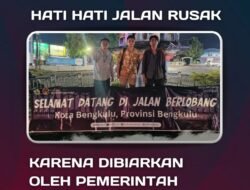 BEM FH UNIB Pasang Spanduk Tepat di jalan Berlobang Kota Bengkulu