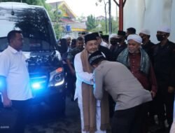 Kapolda Sumut Sambut Hangat Habib Luthfi dengan menyematkan Kain Ulos