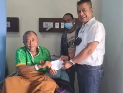 Ketua Pewarta Jenguk Redaktur Harian Medan Pos dan Pengurus PWI Sumut di RS Royal Prima