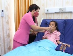 Jenguk Pasien Anak Korban Luka Bakar, Ketua Bhayangkari Daerah Sumut : Semangat ya Nak