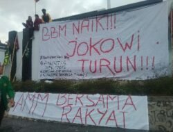 Tolak Kenaikan BBM, IMM Bengkulu Bentang Spanduk Jokowi Turun