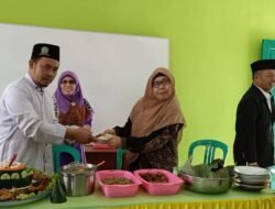 Kiyai Nursalim Dorong Santri Teladani Nabi Muhammad. Ustadz Mundarwan Berikan Kado Istimewa