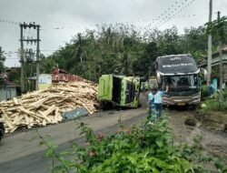 Fuso Muatan Kayu Terguling, Mobil APV Jadi Korban