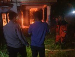 Polsek Tanjung Raja Polres Ogan Ilir Evakuasi Korban Kebakaran