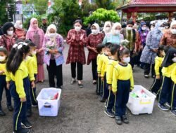 Ibu Iriana dan OASE KIM Belajar dan Bermain dengan Anak-anak di Sumatra Selatan