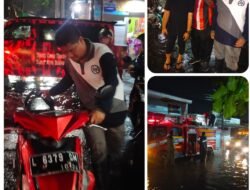 Banjir Cepat Surut, Camat Bantu Atur Lalin dan Lurah Bantu Motor Emak-emak Mogok