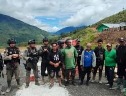 SATGAS YONIF 143/TWEJ AMANKAN WARGA KEMBALI KE KAMPUNG DISTRIK KIWIROK PEGUNUNGAN BINTANG, PAPUA