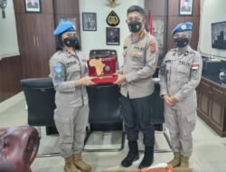 Kapolrestabes Medan Terima Cinderamata dari Polwan Misi Perdamaian PBB