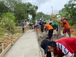 Bersama Warga, Bhabinkamtibmas Laksanakan Gotong Royong Ngecor Jalan Desa Bahitom