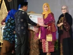 DORONG UMKM SUMSEL NAIK KELAS, MUSIAWATI RAIH PENGHARGAAN PEREMPUAN INSPIRATIF 2022