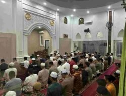Sholat Subuh Berjamaah di Mesjid Al Fajar, Wakapolda Sumut Bagikan 82 Paket Sembako