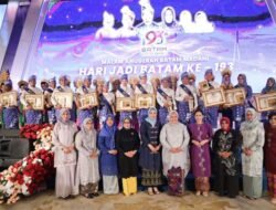 Hari Jadi Batam Ke -193, Rudi Berikan Anugerah Batam Madani Kepada Sejumlah Tokoh