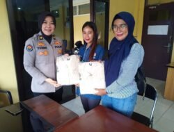 Kabid Humas Polda Sumsel Bagikan Rompi Untuk Rekan Media