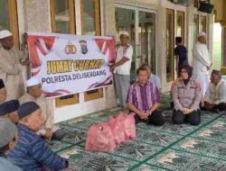 Jumat Curhat, Kasat Binmas Polresta Deliserdang Beri Nasi Bungkus dan Dengarkan Curhat Jemaah